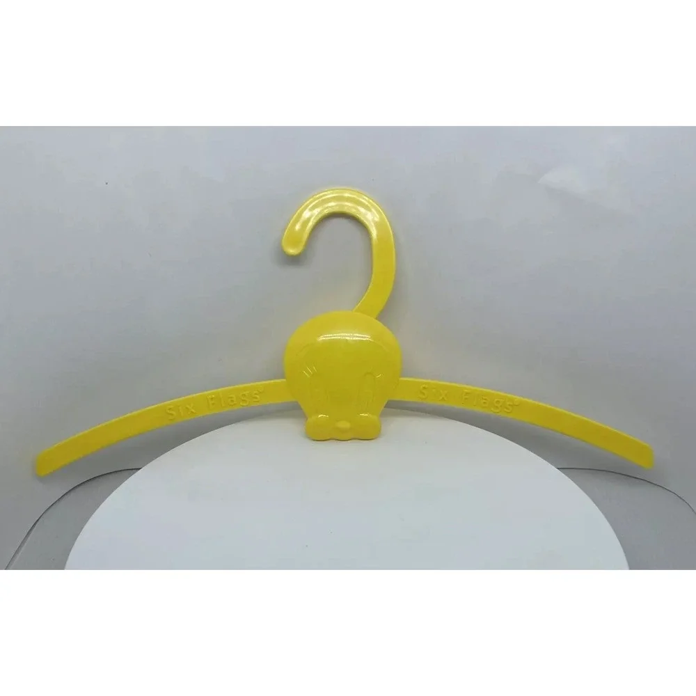 Tweety Bird Hanger Six Flags Magic Mountain Souvenir Warner Brothers 1998Plastic